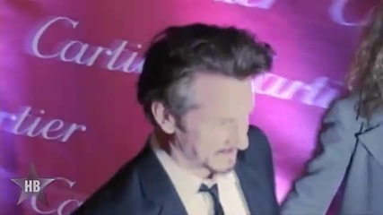 Scarlett излиза с 50 годишния Sean Penn 