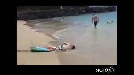 Сърфист се мята като риба на сухо Смях 