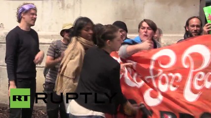 UK: Anti-Shell National Gallery protest breaks out in 'scuffles'