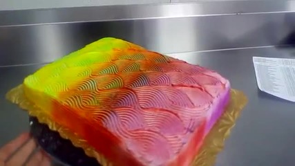 Торта променя цвета си при завъртане