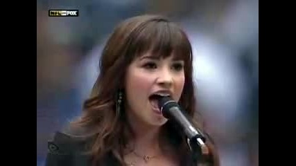 Деми Ловато пее националния химн на футболен мач 