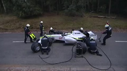 Мечка напада хора докато сменят гумите състезател от F1!