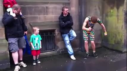 Хлапе срещу уличен танцьор