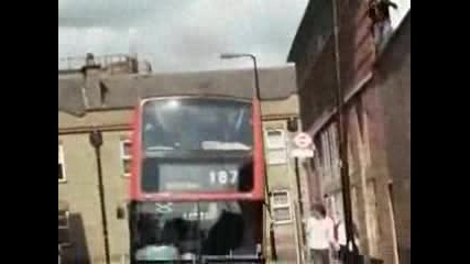 Уличен герой скок върху автобус 
