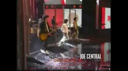 Joe Jonas (danger) пада върху счупени стъкла
