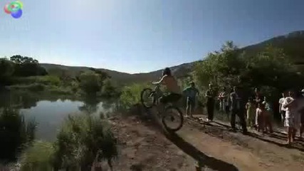Страхотно изживяване! Скокове с колело в вода :)