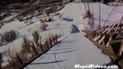 Момче скача за пръв път със ски