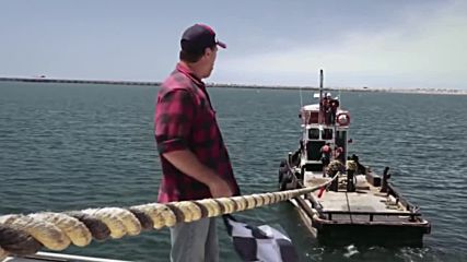 Морски буксир срещу камион - дърпане на въже