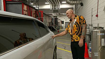 Happy Corbin gets a mysterious visitor in a limo on SmackDown
