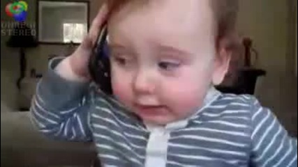 Бебе говори по телефона смях