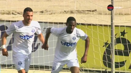 Абубакар Тунгара намери мрежата зад Бабукар Гайе за 0:1