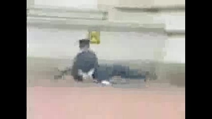 Смешно Падане На Гвардеец