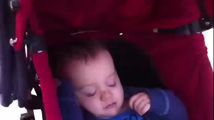 Бебе се прави на заспало 