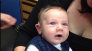 Трогателно! Бебе чува за първи път гласа на майка си със слухов апарат