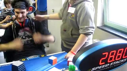 Мъж подрежда кубчето на Рубик за 28.80 секунди със затворени очи