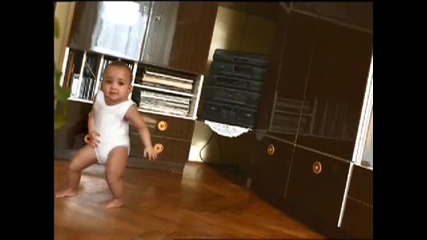 Бебе прави moonwalk ( луната походка ) !