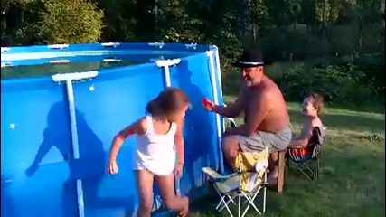 Дядо си прави голяма шега с басейна и малките си внуци
