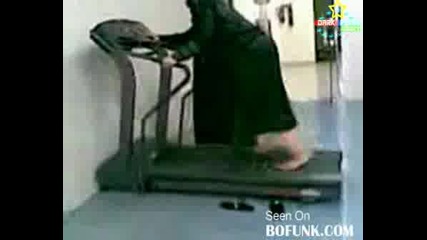 Смях !! Дебелана Пада От Ходеща Пътечка !!!