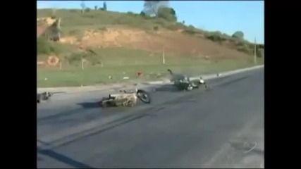 Мотоциклетист катастрофира , след като даде интервю за безопасно каране !