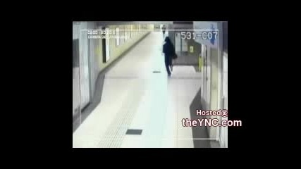 Негри пребиват български студент в метрото и го захвърлят на релсите! 
