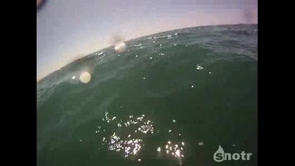 Акула плува до лодката на мъж с камера 