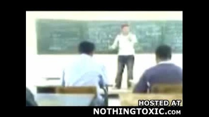 Индийски учител нокаутира ученика