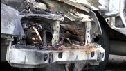 Автомобил горя пред жилищен блок в Казанлък
