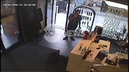 "Дръжте крадеца": Мъж краде портфейл от козметично студио