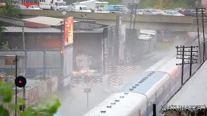 Влак прави огромна вълна