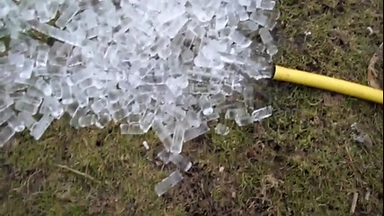 Ледени кубчета от градински маркуч