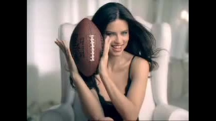 Адриана Лима загрява за 2008 Super Bowl - Adriana Lima Warms Up for the 2008 Super Bowl