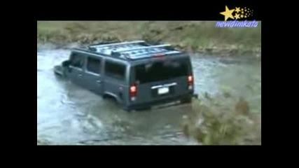 Мъж Учи Hummer Да Плува!!!