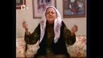Смехурия Баба Джеврие играе Кючек