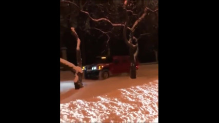 Малоумници с червен Hummer решиха да се повозят малко в снежната нощ…