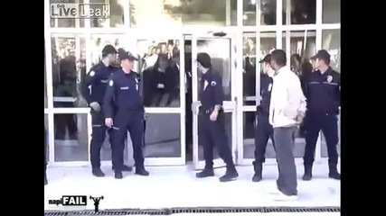 Няма толкова глупав полицай!! Смях!!!