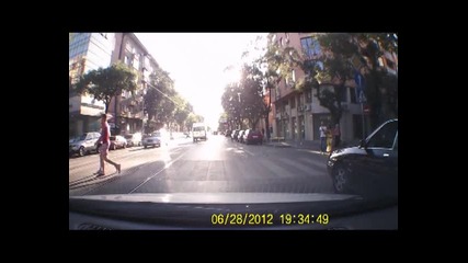 Маршрутка не спира на пешеходна пътека!