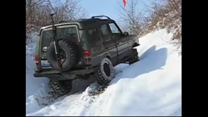 Land-rover-discovery-snow-climb