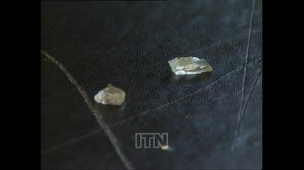 Момиче произвежда кристали от очите си