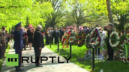 Руският посланик в САЩ оказва почит на ветераните в гробището Арлингтън