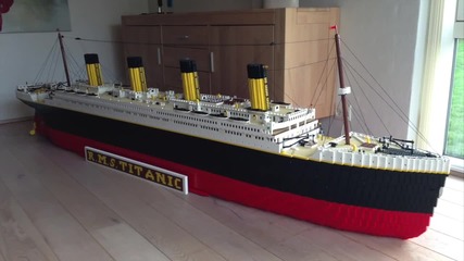 Момче изгражда лего Титаник от 30,000 части