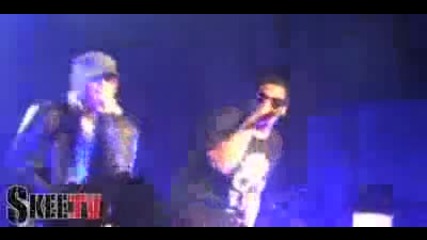 Jay - Z amp Eminem Live On Stage Together performing quotrenegadequot Dj Hero Launch 