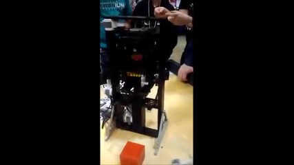 Робот, който реди кубче робик много бързо!