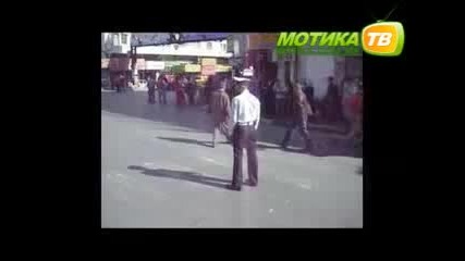 Полицай и Танцува на Улицата