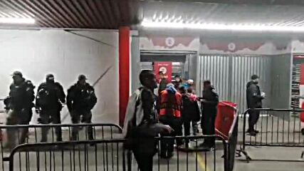 Тежко въоръжени съпровождат децата на стадион "Райко Митич"