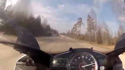 Yamaha R1 гони Mercedes Sl63 с 300km h !!!