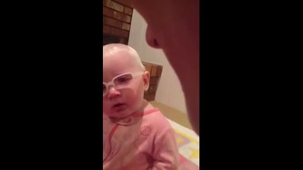 Бебе албинос слуша емоционално песента на мама