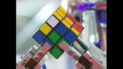 Robot shows how to solve Rubiks Cube