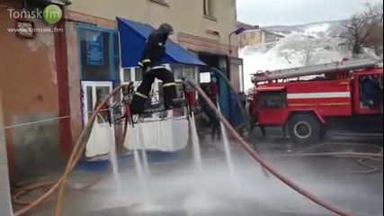 Силна струя вода вдига пожарникар във въздуха