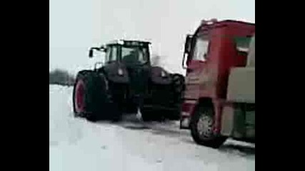 Дърпане На Камион Затънал В Сняг