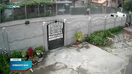 НА КОСЪМ ОТ ТРАГЕДИЯ: Кола се преобърна на метри от пешеходки в Бургас